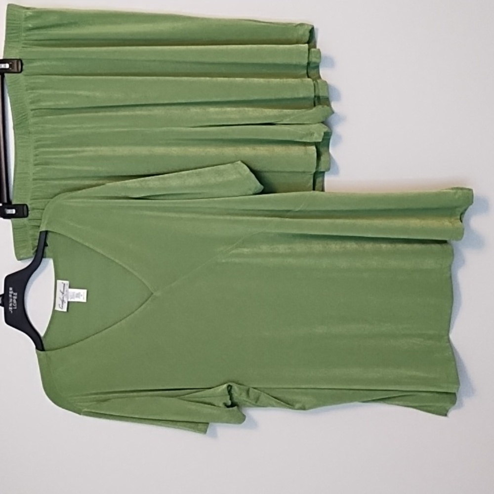 4/$18- NWOT-Carolyn Strauss 2 piece matching green shirt and shorts